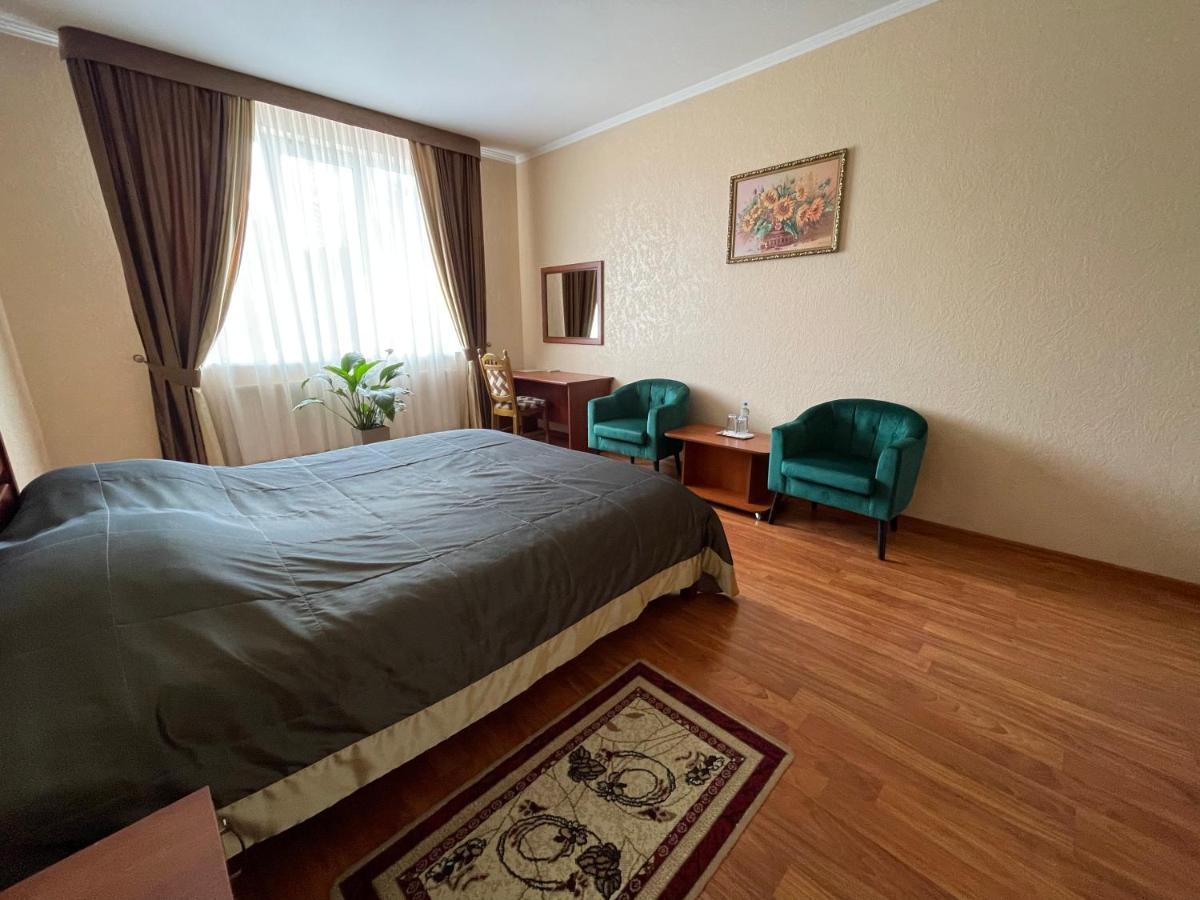 Hotel Yunist Ivano-Frankivsk Exterior foto
